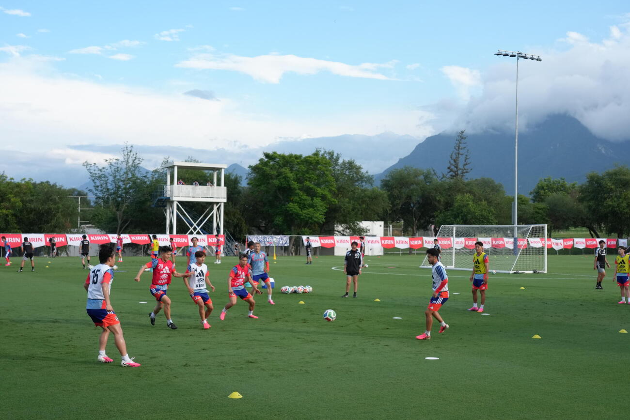 サッカー日本代表W杯北中米大会事前合宿　練習に臨む日本代表（撮影・足立雅史）