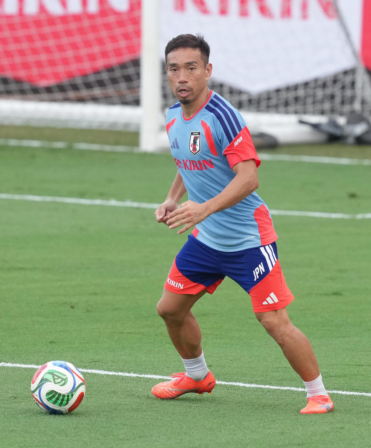 サッカー日本代表W杯北中米大会事前合宿　練習に臨む長友佑都（撮影・足立雅史）
