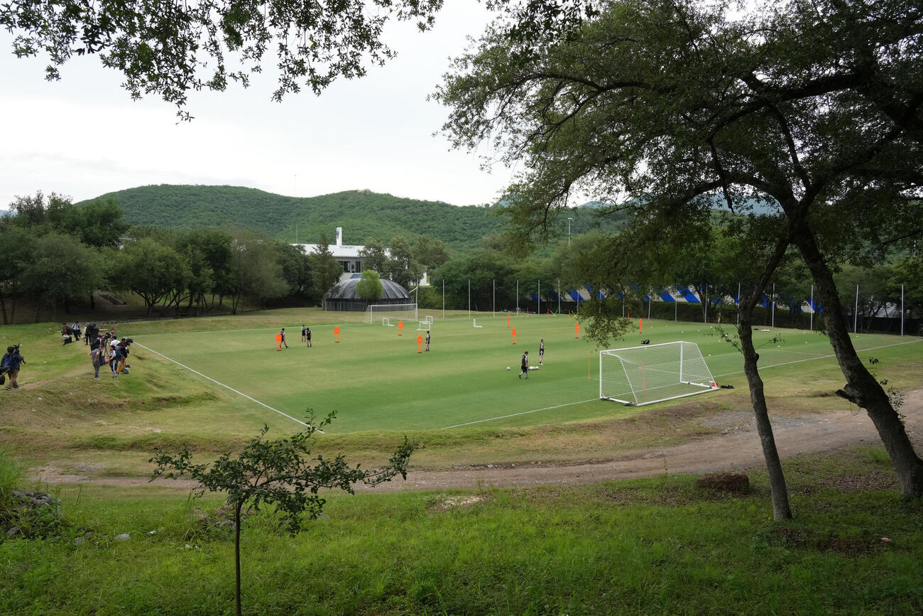 サッカー日本代表W杯北中米大会事前合宿　日本代表がウオーミングアップを行う練習場（撮影・足立雅史）