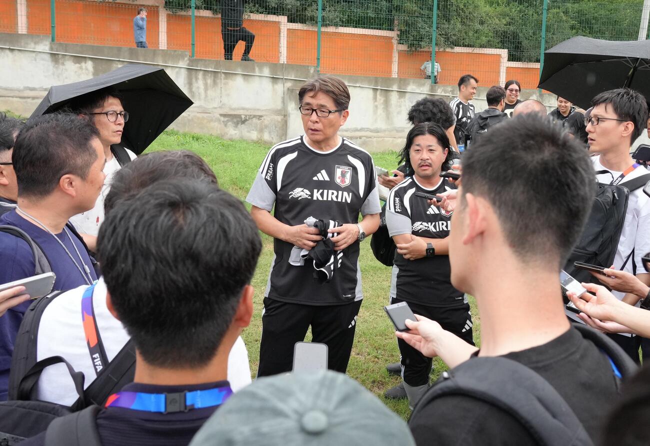 サッカー日本代表W杯北中米大会事前合宿　練習前、報道陣の取材に応じる山本昌邦技術委員長兼ナショナルチームダイレクター（撮影・足立雅史）
