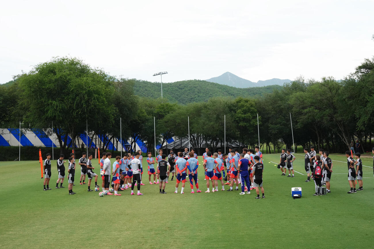 サッカー日本代表W杯北中米大会事前合宿　練習前のミーティングを行う日本代表（撮影・足立雅史）