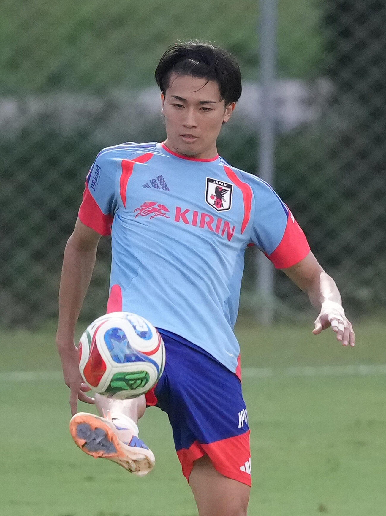 サッカー日本代表W杯北中米大会事前合宿　練習に臨む中村敬斗（撮影・足立雅史）