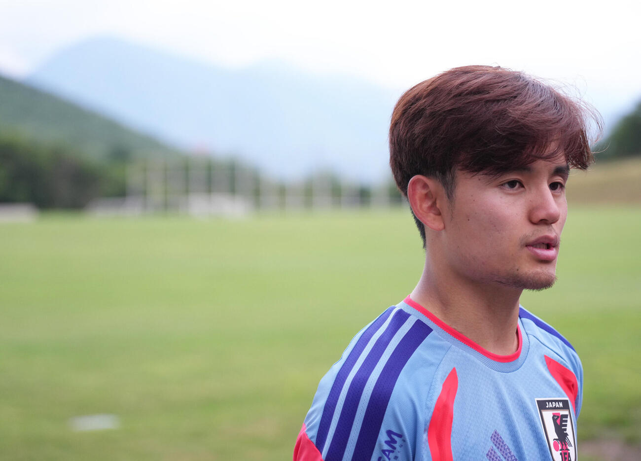 サッカー日本代表W杯北中米大会事前合宿　練習後、取材に応じる久保建英（撮影・足立雅史）