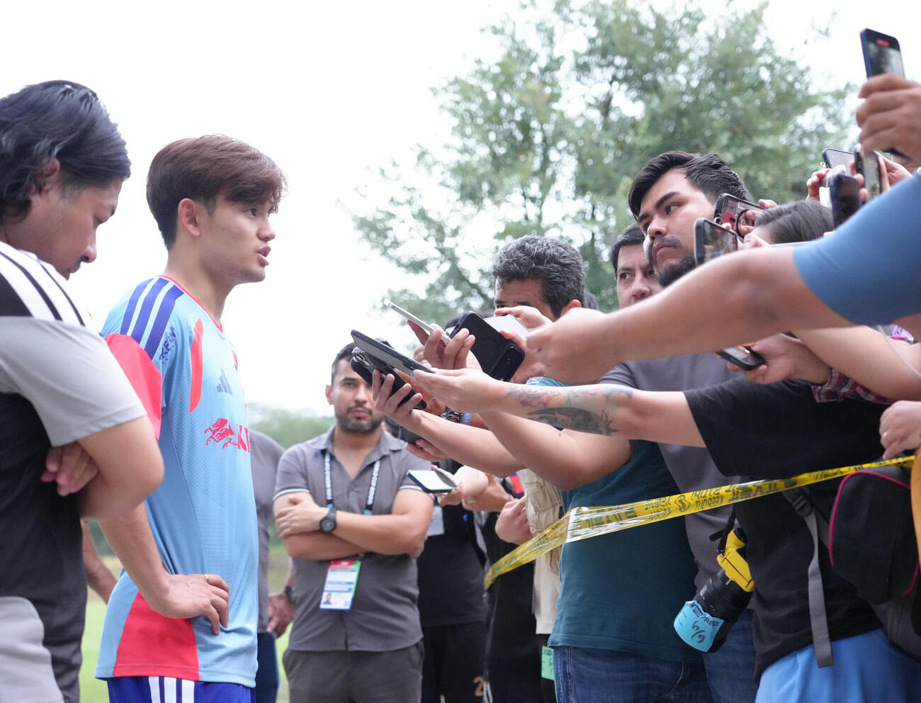 サッカー日本代表W杯北中米大会事前合宿　海外メディアの取材に応じる久保建英（撮影・足立雅史）