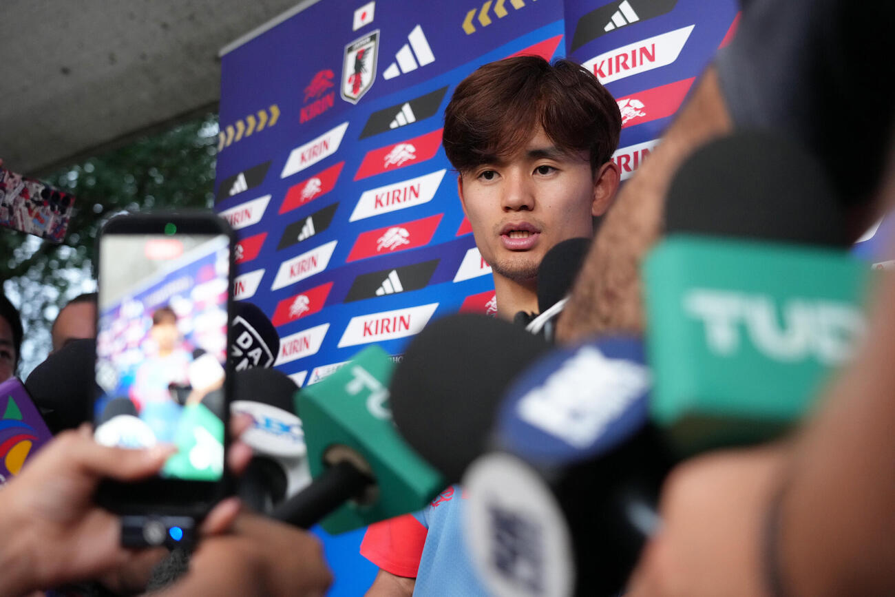 サッカー日本代表W杯北中米大会事前合宿　多くのメディアに囲まれ、取材に応じる久保建英（撮影・足立雅史）