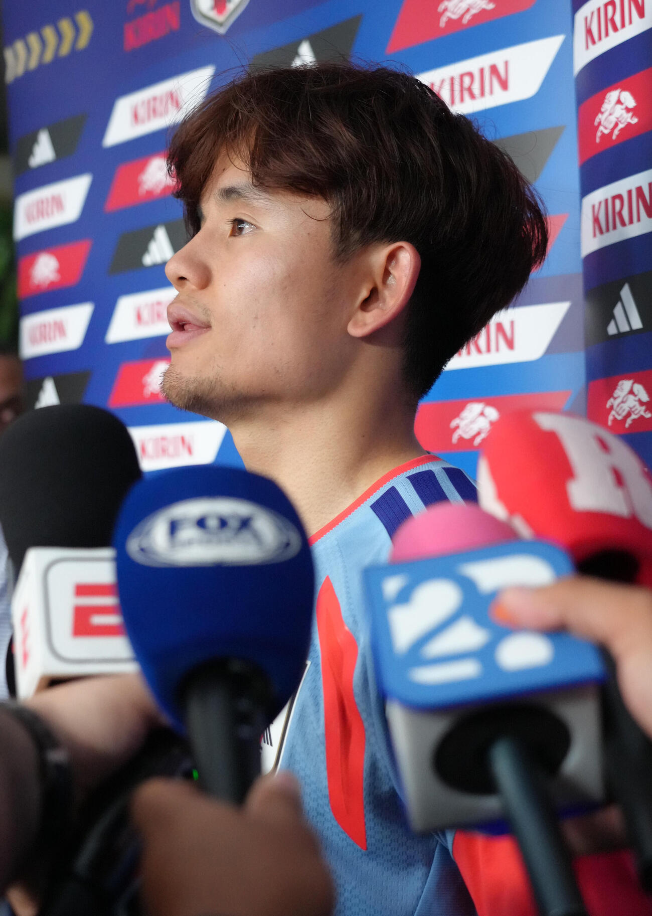 サッカー日本代表W杯北中米大会事前合宿　多くのメディアに囲まれ、取材に応じる久保建英（撮影・足立雅史）