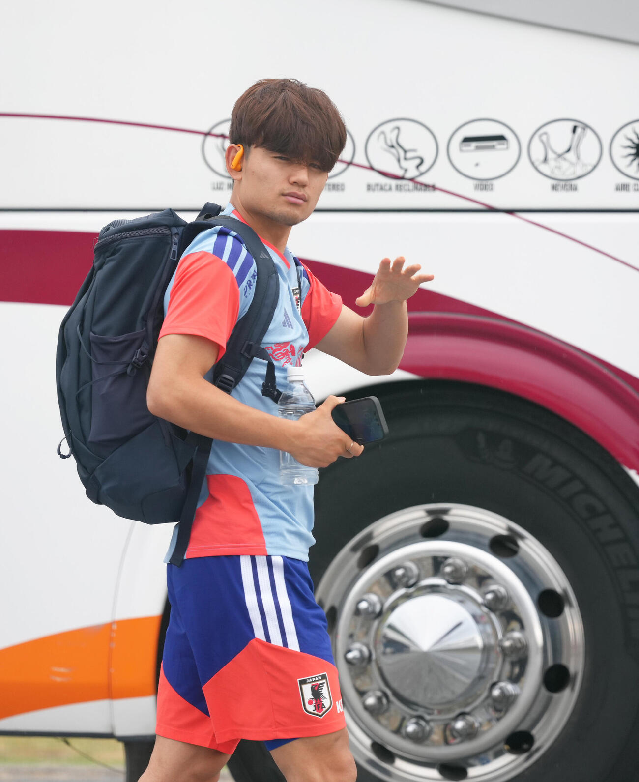 サッカー日本代表W杯北中米大会事前合宿　ファンの声援に手を振って応える久保建英（撮影・足立雅史）