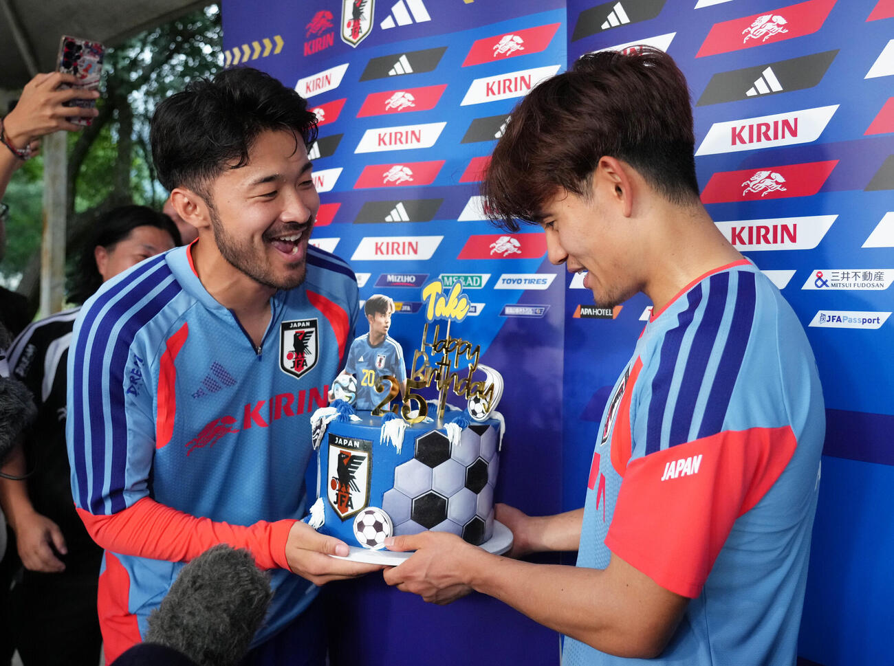 サッカー日本代表W杯北中米大会事前合宿　この日誕生日の久保建英（右）は菅原由勢からバースデーケーキを受け取る（撮影・足立雅史）