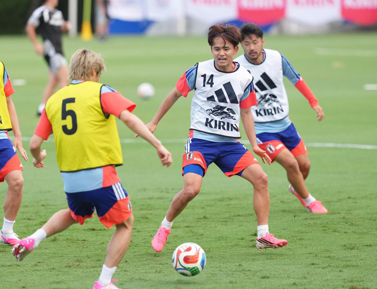 サッカー日本代表W杯北中米大会　事前合宿でボールを追う久保建英（中央）（撮影・足立雅史）