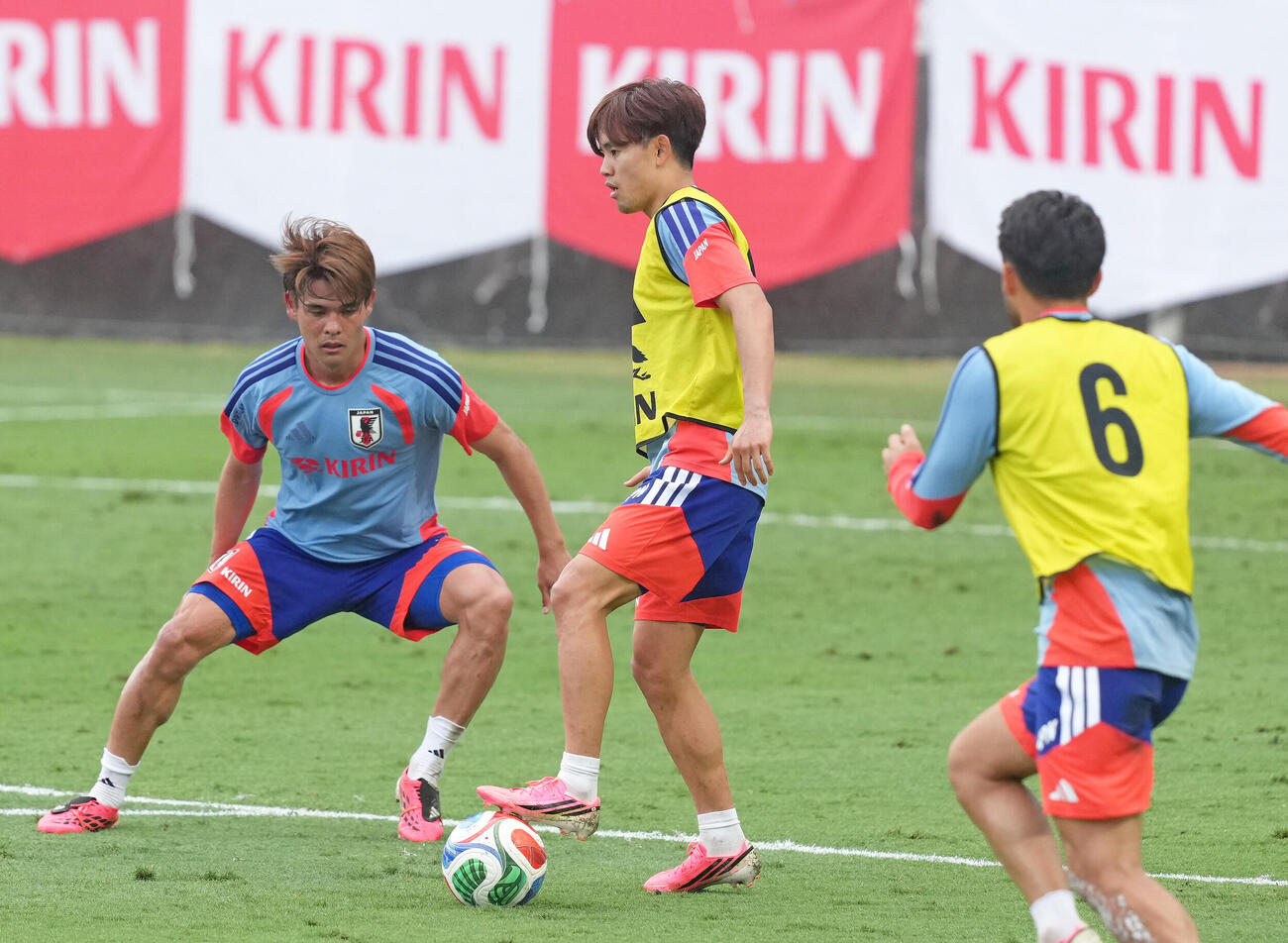 サッカー日本代表W杯北中米大会事前合宿　練習で競り合う佐野海舟（左）と久保建英（撮影・足立雅史）