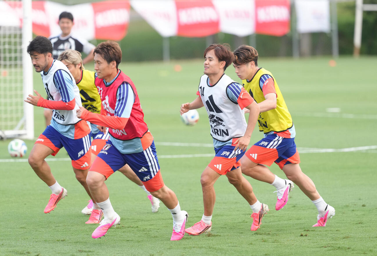 サッカー日本代表W杯北中米大会事前合宿　走る久保建英（右から2人目）ら（撮影・足立雅史）