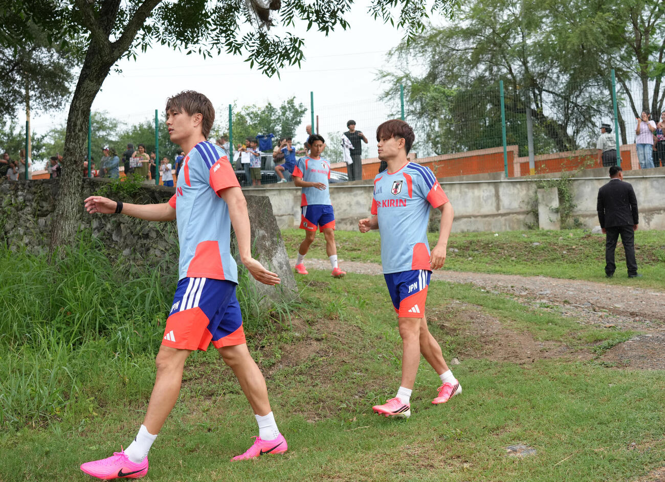 サッカー日本代表W杯北中米大会事前合宿　練習に臨む小川航基（左）久保建英ら（撮影・足立雅史）