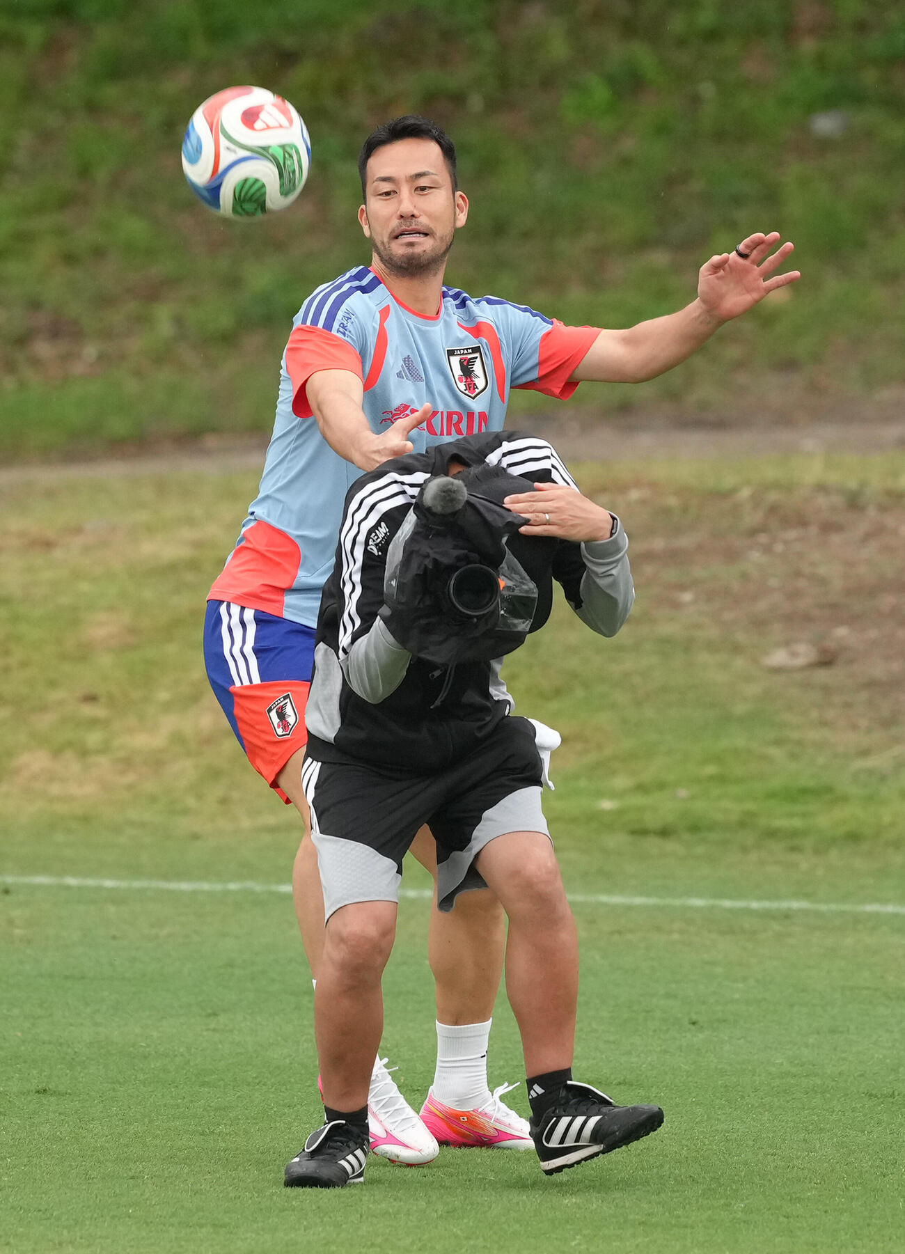 サッカー日本代表W杯北中米大会事前合宿　ボール回しの際、スタッフとぶつかりそうになる吉田麻也（撮影・足立雅史）＝2026年6月5日（現地時間）