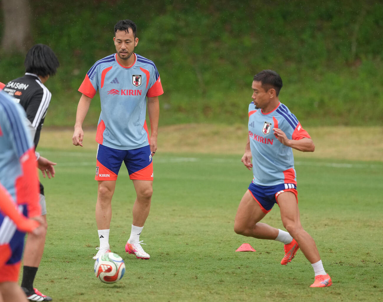 サッカー日本代表W杯北中米大会事前合宿　練習でボールを追う吉田麻也（左）と長友佑都＝2026年6月5日（現地時間）