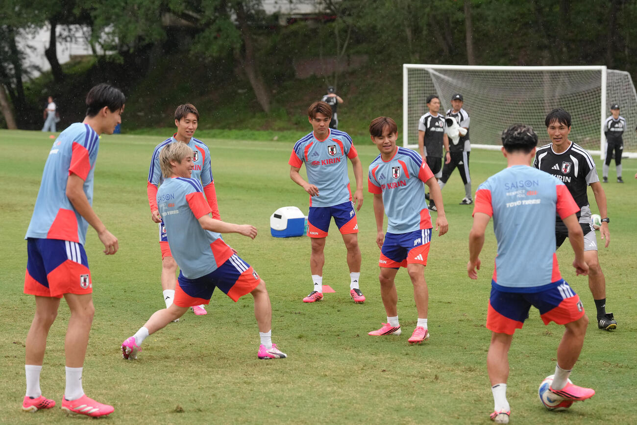 サッカー日本代表W杯北中米大会事前合宿　笑顔で練習に臨む伊東純也（中央手前左）、佐野海舟（中央）、久保建英（同右）ら（撮影・足立雅史）