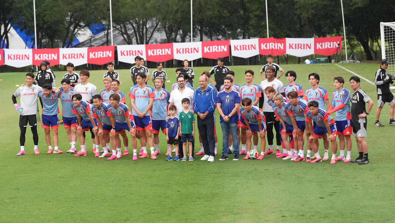 サッカー日本代表W杯北中米大会事前合宿　モンテレイのあるヌエボ・レオン州関係者らと記念撮影に臨む日本代表