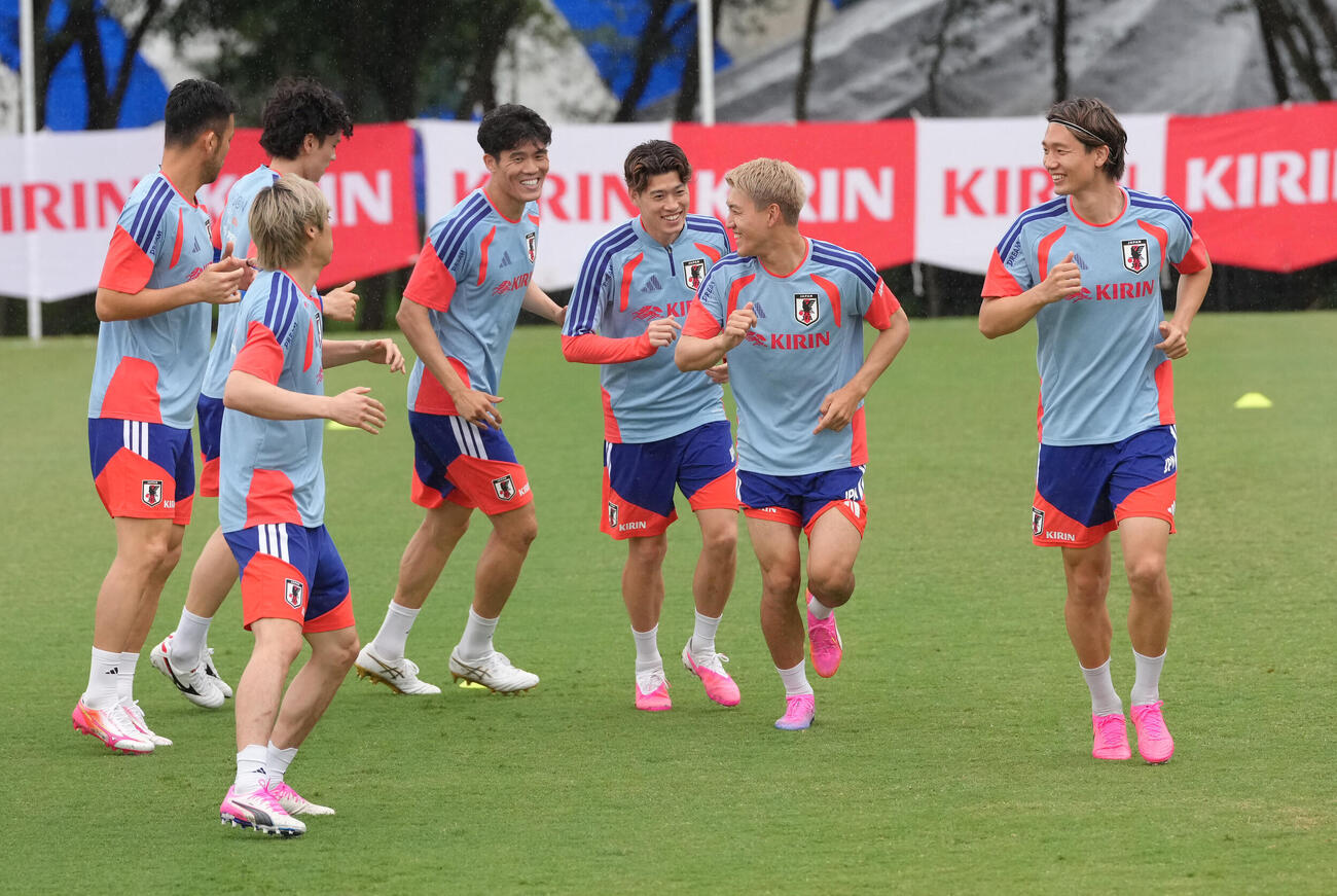 サッカー日本代表W杯北中米大会事前合宿　練習中、笑顔を見せる板倉滉（右端）、堂安律（右から2人目）ら（撮影・足立雅史）