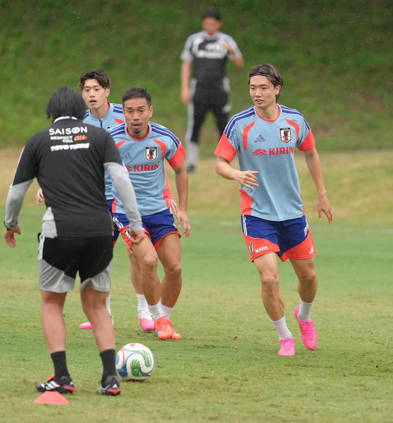 サッカー日本代表W杯北中米大会事前合宿　ボールを追う長友佑都（中央）、板倉滉（右）ら（撮影・足立雅史）
