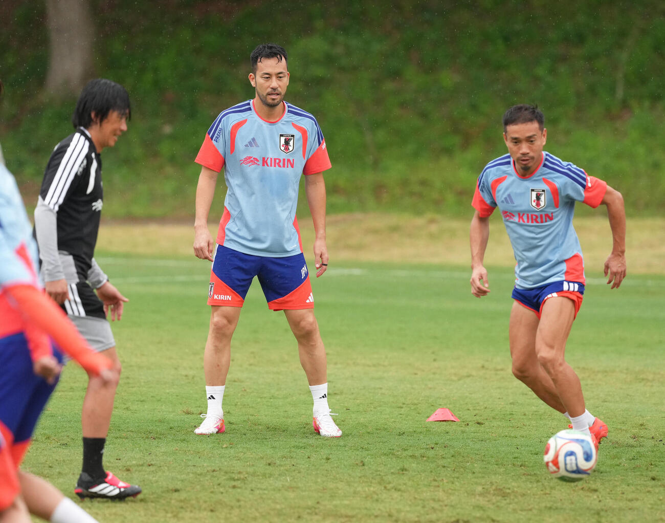 サッカー日本代表W杯北中米大会事前合宿　練習でボールを追う、左から中村俊輔コーチ、吉田麻也、長友佑都