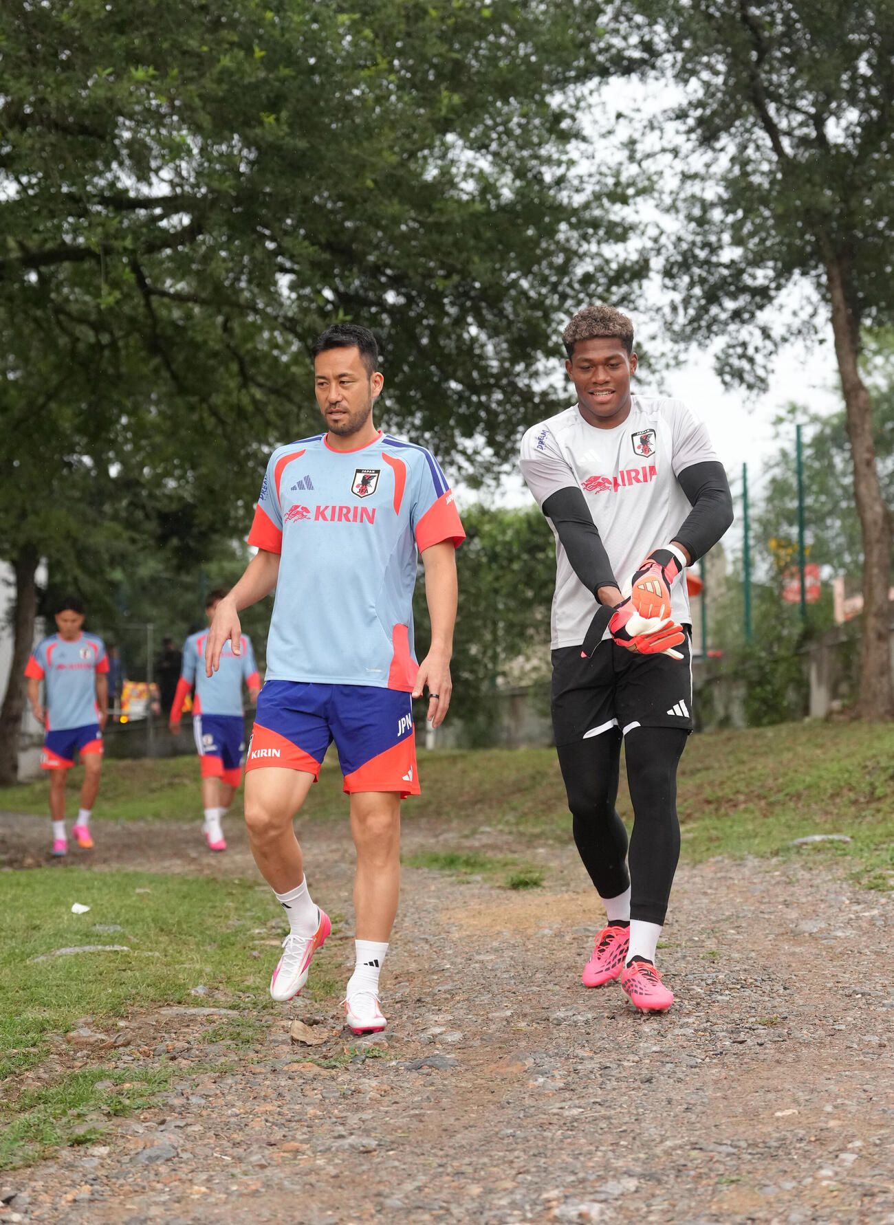 サッカー日本代表W杯北中米大会事前合宿　練習場入りする吉田麻也（左）とGK鈴木彩艶（撮影・足立雅史）