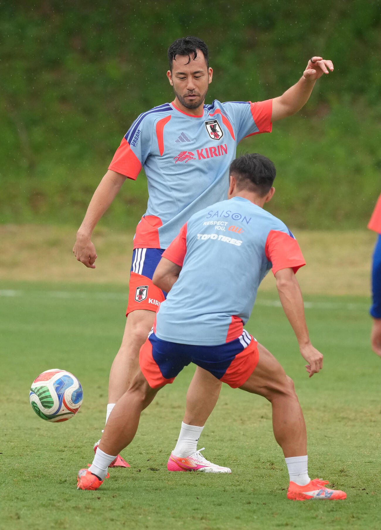 サッカー日本代表W杯北中米大会事前合宿　練習でボールを追う吉田麻也