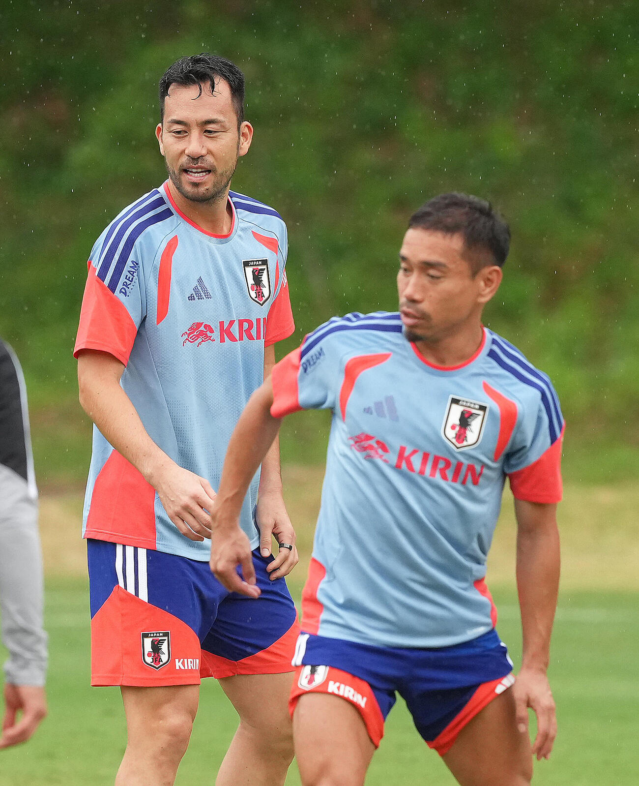 サッカー日本代表W杯北中米大会事前合宿　練習でボールを追う吉田麻也（左）と長友佑都