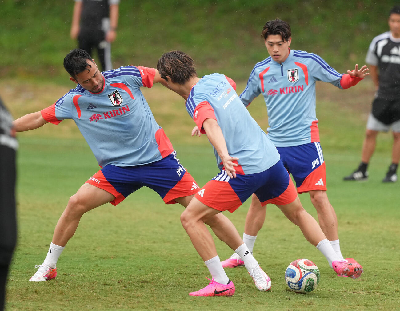 サッカー日本代表W杯北中米大会事前合宿　練習で競り合う、左から吉田麻也、板倉滉、鈴木唯人