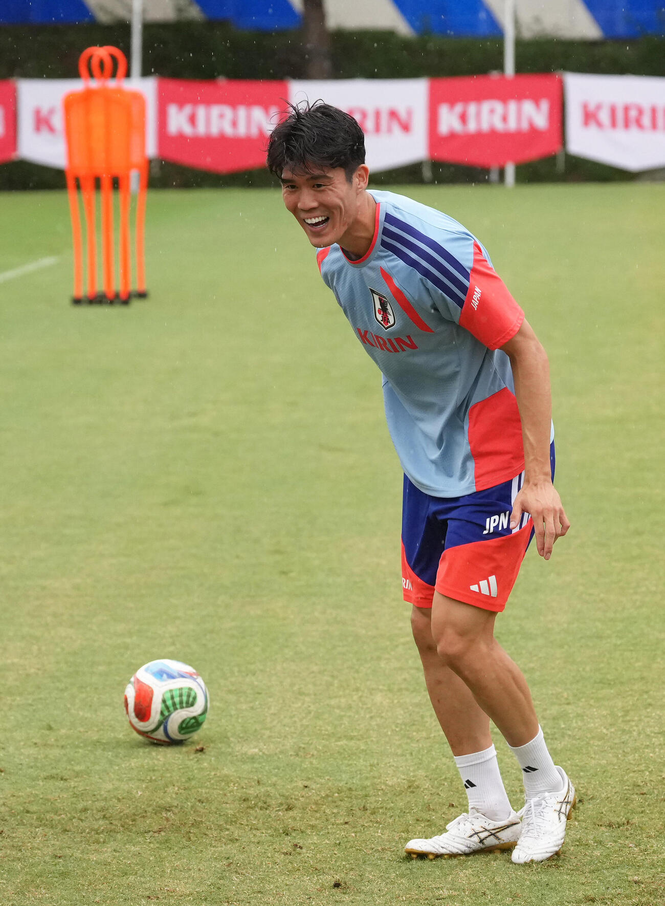 サッカー日本代表W杯北中米大会事前合宿　練習中、笑顔を見せる冨安健洋（撮影・足立雅史）
