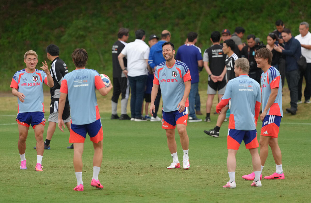 サッカー日本代表W杯北中米大会事前合宿　合流し、ボール回しに笑顔を見せる吉田麻也（撮影・足立雅史）