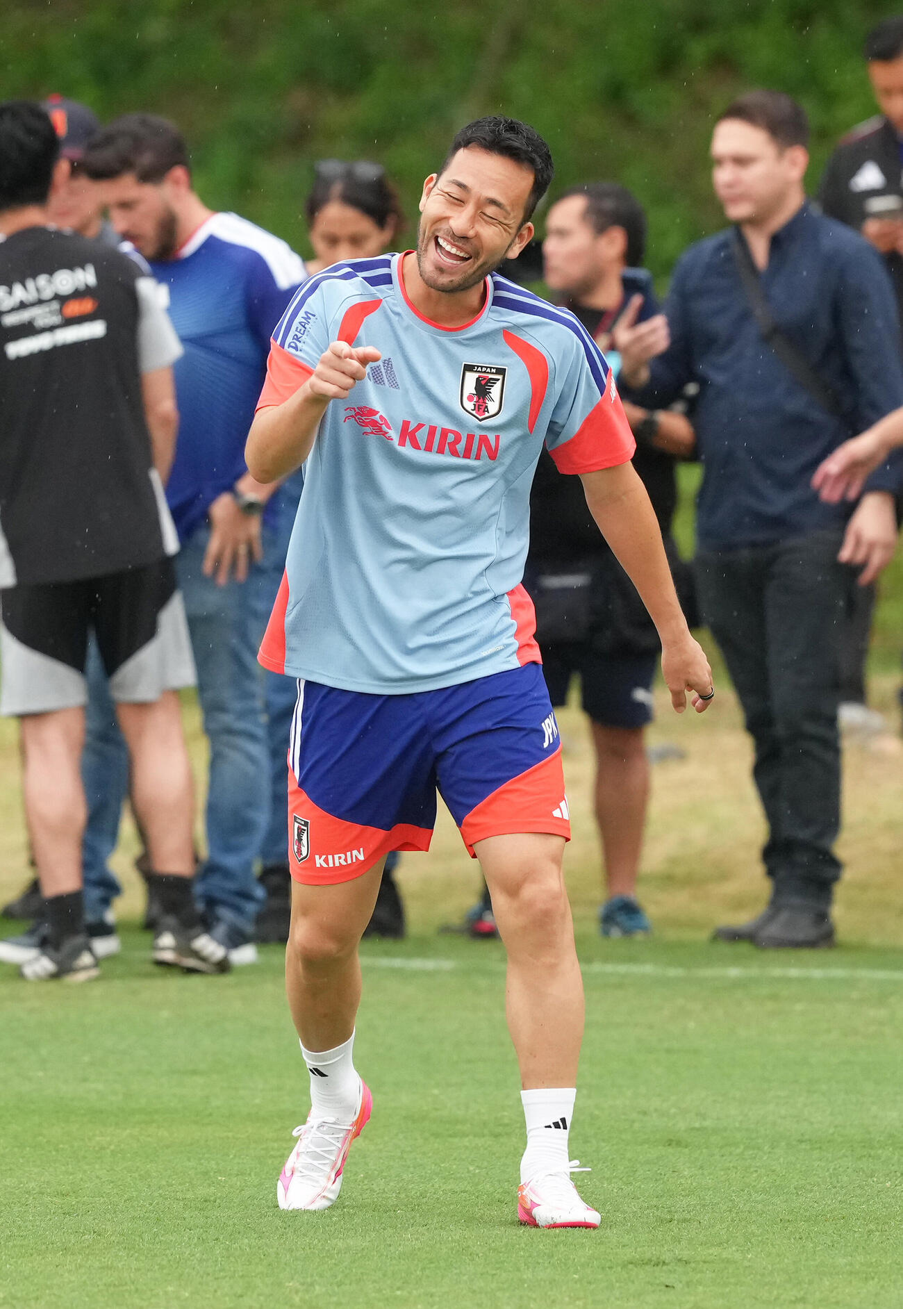 サッカー日本代表W杯北中米大会事前合宿　練習に合流し笑顔を見せる吉田麻也