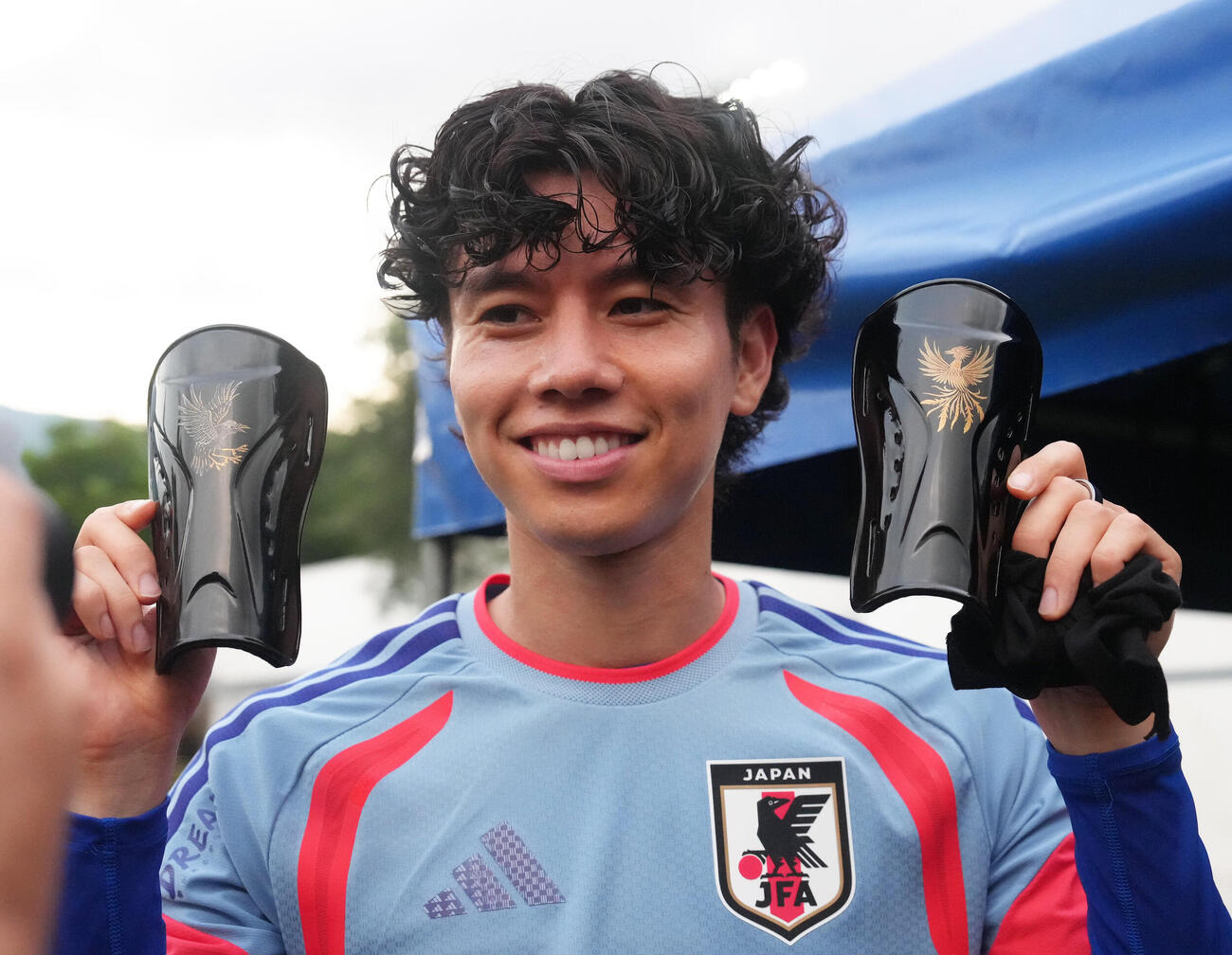 サッカー日本代表W杯北中米大会事前合宿　練習後、すね当てを披露する田中碧