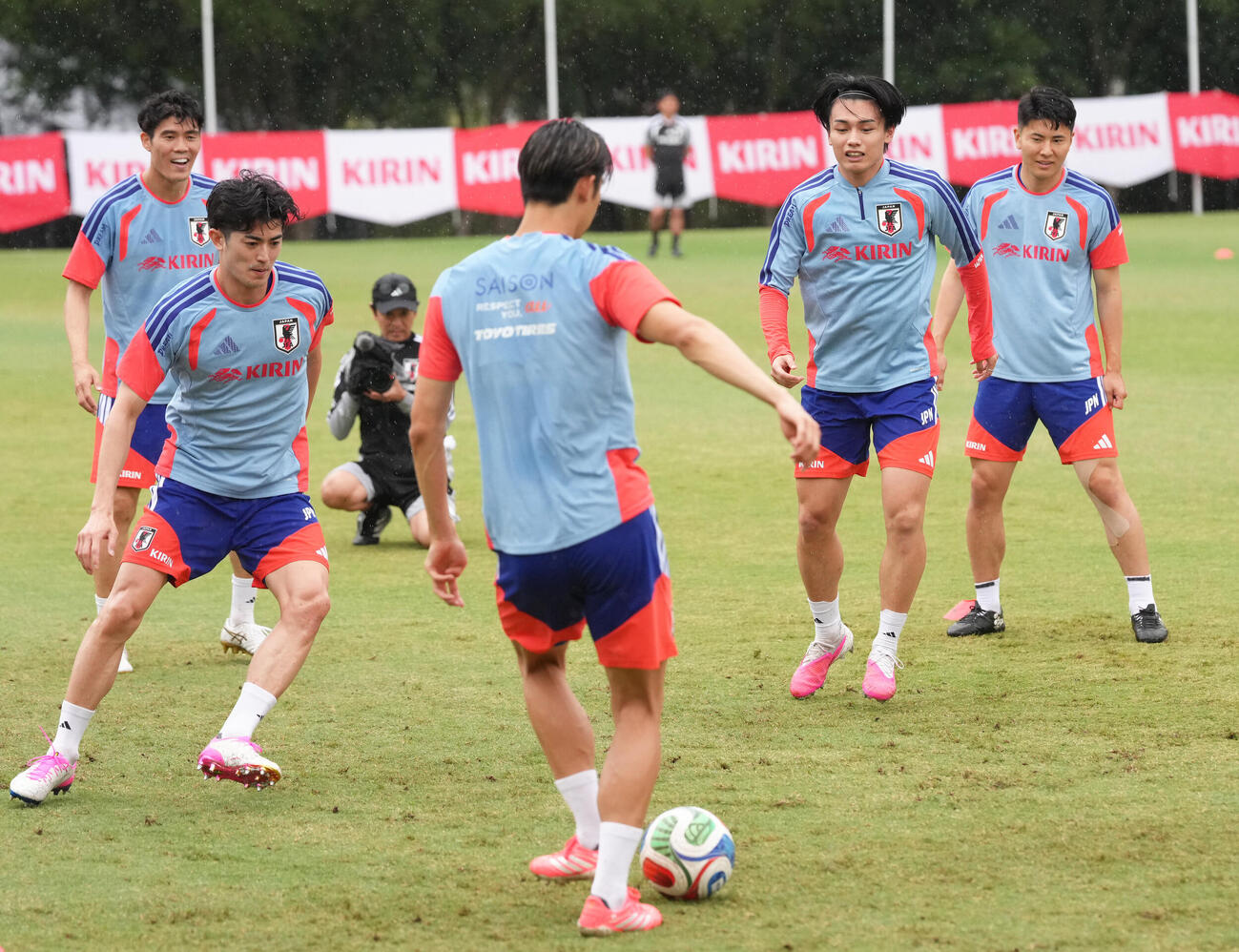 サッカー日本代表W杯北中米大会事前合宿　ボール回しする後方、左から冨安健洋、谷口彰悟、伊藤洋輝、上田綺世、鈴木淳之介