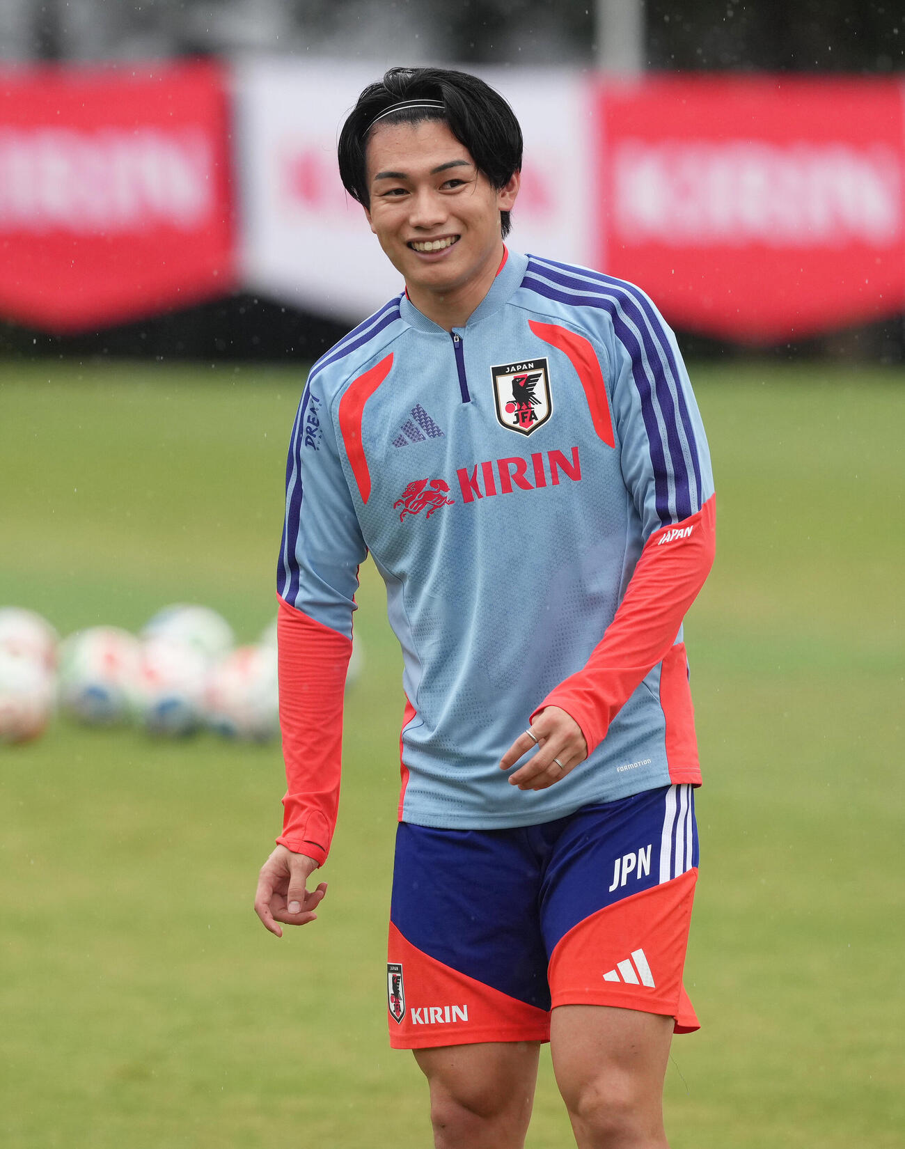 サッカー日本代表W杯北中米大会事前合宿　練習中、笑顔を見せる上田綺世