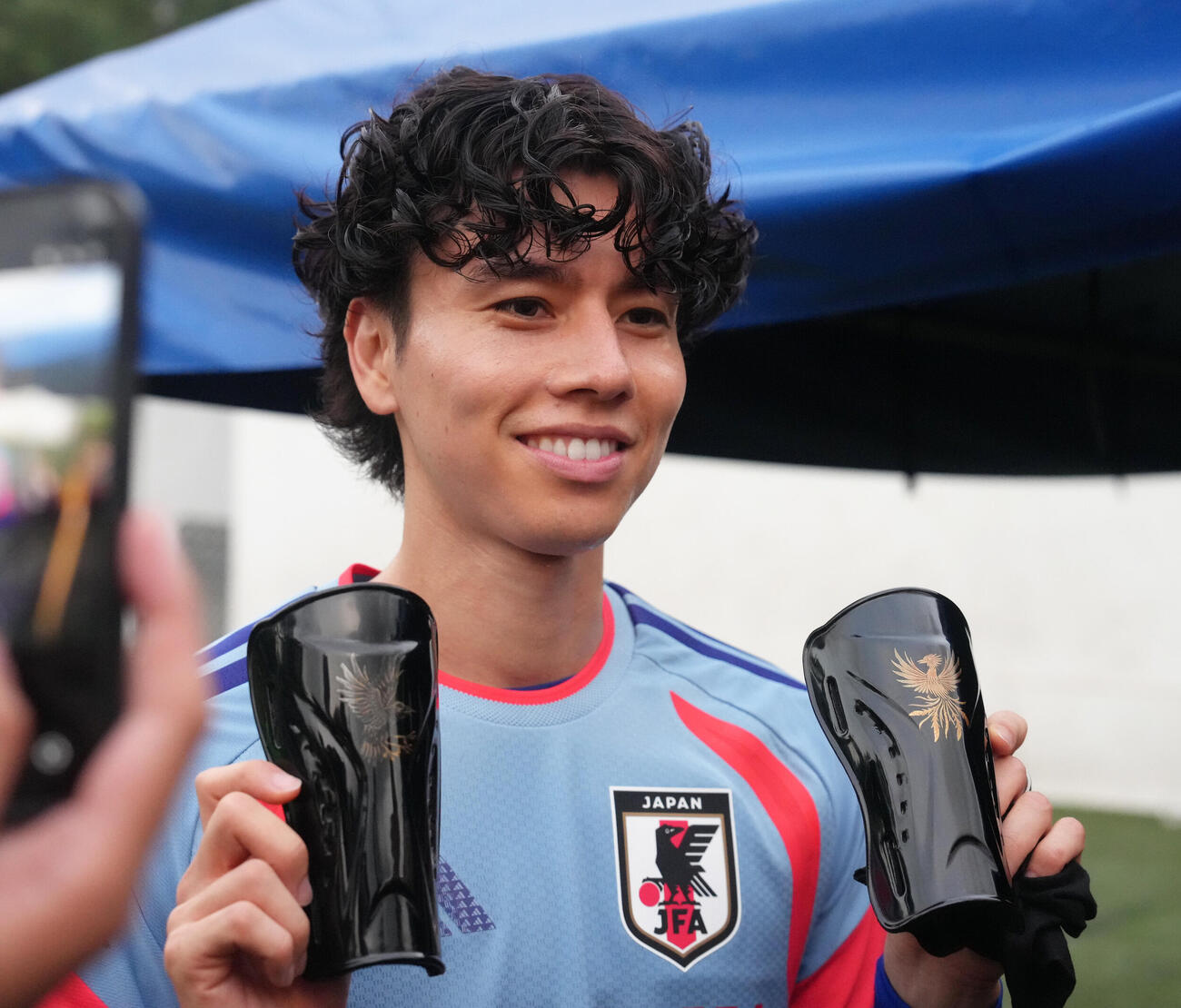 サッカー日本代表W杯北中米大会事前合宿　練習後、すね当てを披露する田中碧＝2026年6月5日（現地時間）