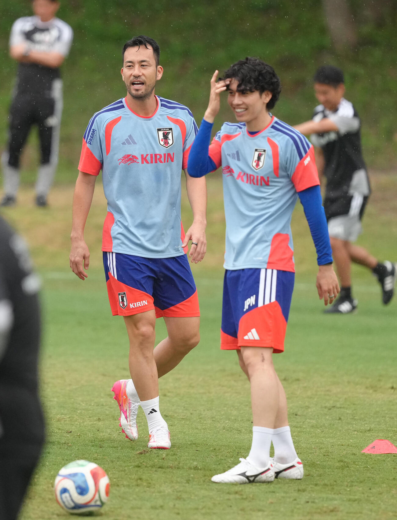 サッカー日本代表W杯北中米大会事前合宿　練習中、笑顔を見せる吉田麻也（左）と田中碧（撮影・足立雅史）