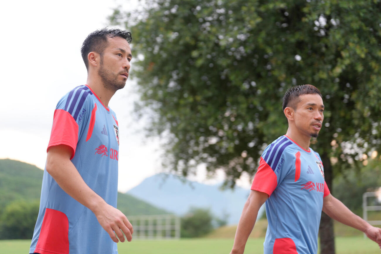 サッカー日本代表W杯北中米大会事前合宿　練習を終え、引き揚げる吉田麻也（左）と長友佑都＝2026年6月5日（現地時間）