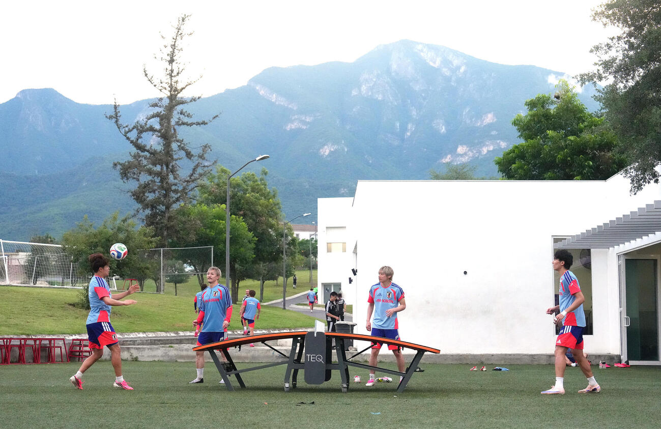 サッカーと卓球を組み合わせたスポーツ、テックボールを楽しむ、左から久保建英、前田大然、伊東純也、中村敬斗（撮影・足立雅史）
