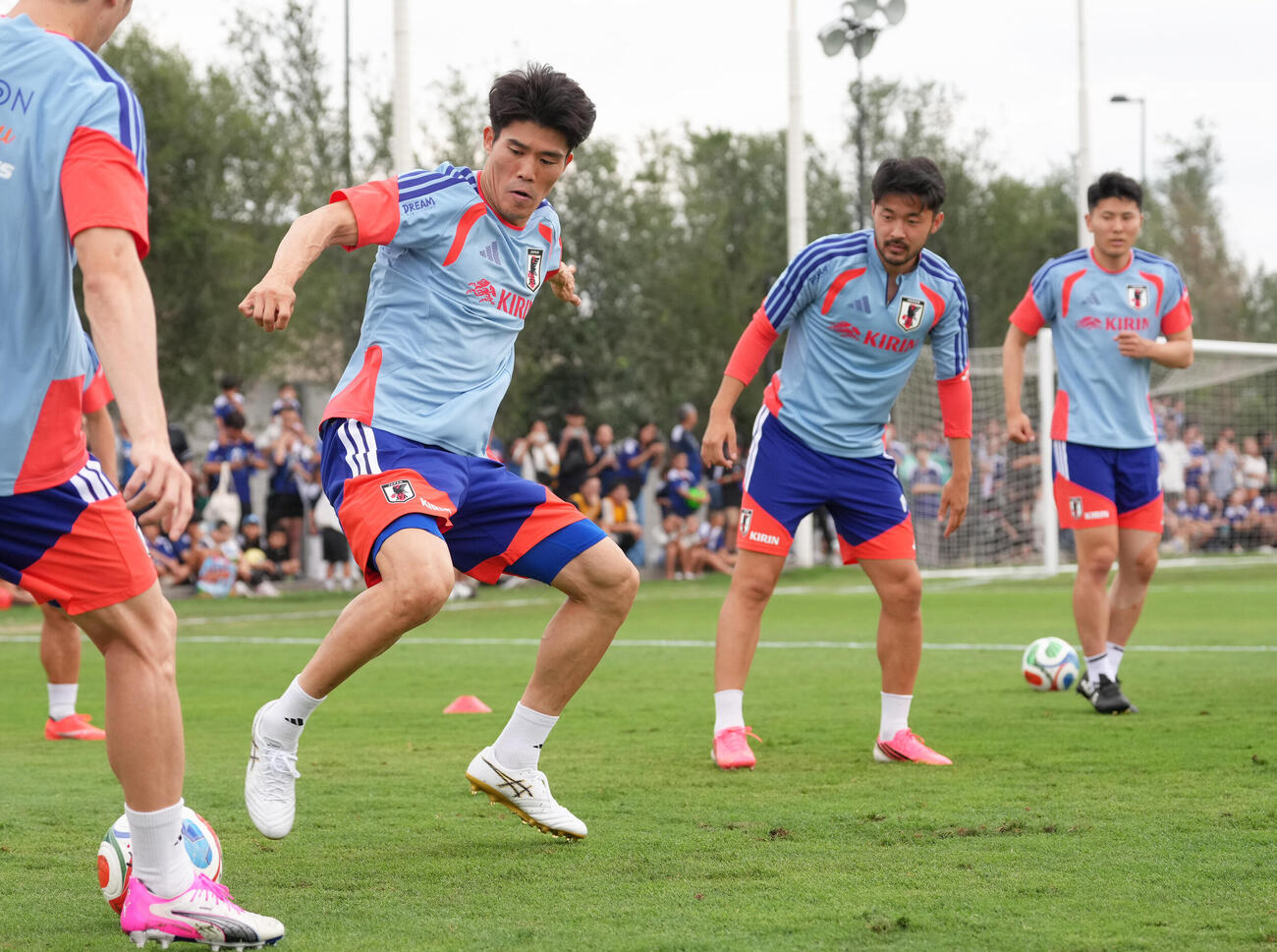 サッカー日本代表W杯北中米大会事前合宿　練習でボール回しする、左から冨安健洋、菅原由勢、鈴木淳之介　（撮影・足立雅史）