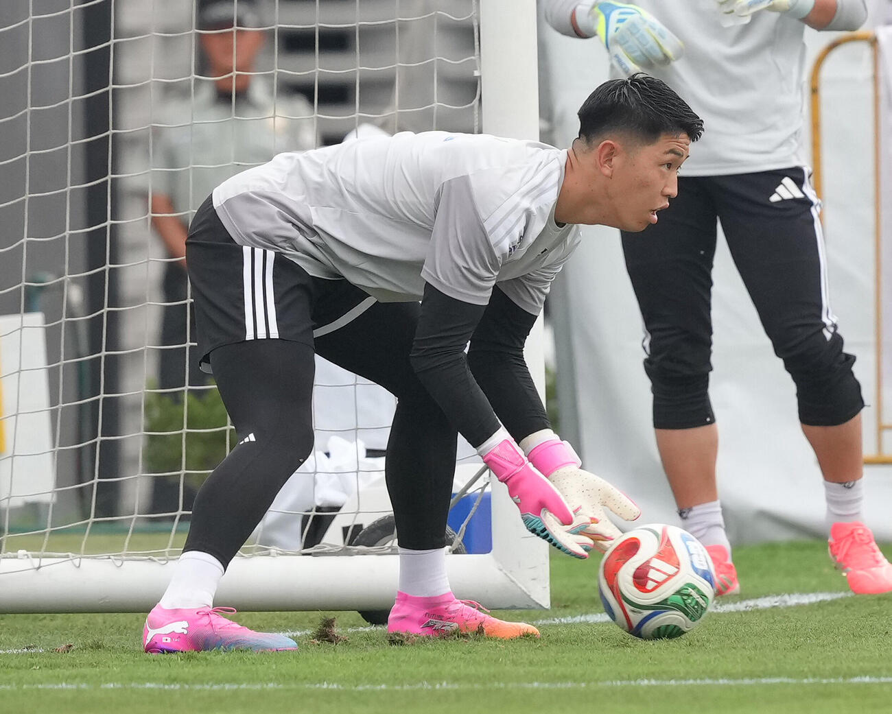 サッカー日本代表W杯北中米大会事前合宿　練習に臨むGK早川友基　（撮影・足立雅史）＝2026年6月6日（現地時間）