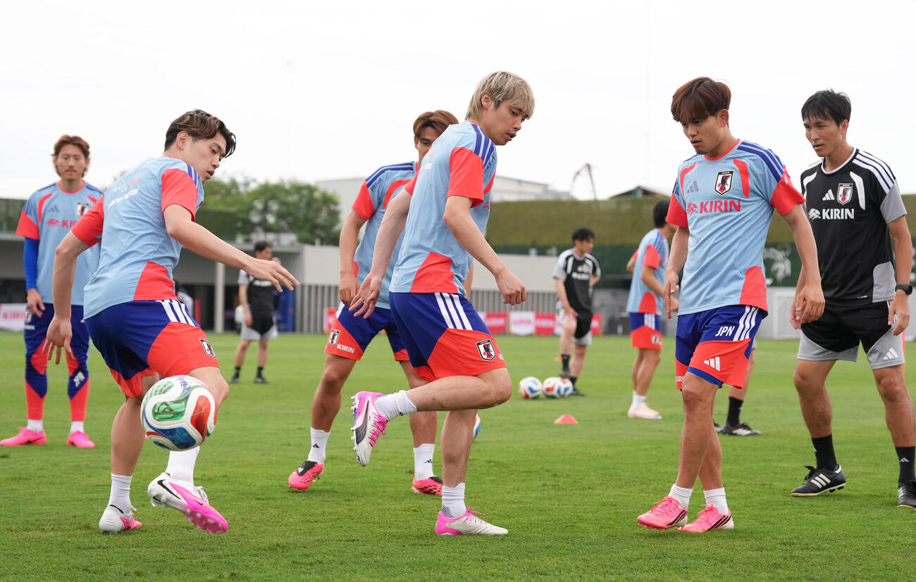 サッカー日本代表W杯北中米大会事前合宿　練習でボール回しする、左から鈴木唯人、伊東純也、久保建英　（撮影・足立雅史）＝2026年6月6日（現地時間）