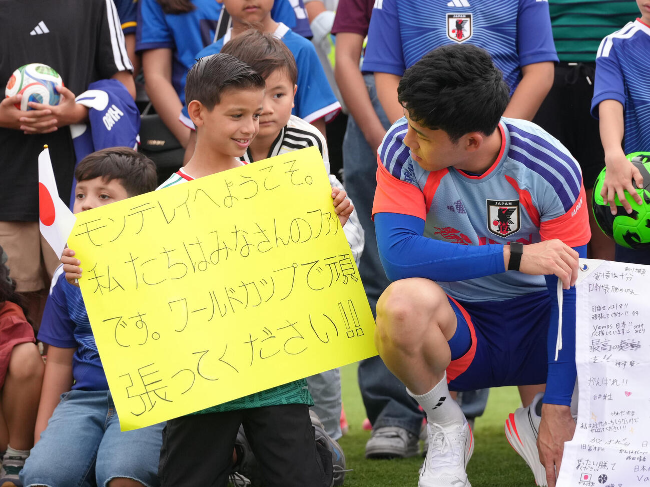 サッカー日本代表W杯北中米大会事前合宿　練習前、現地の子どもたちの応援メッセージボードを見つめる遠藤航（撮影・足立雅史）