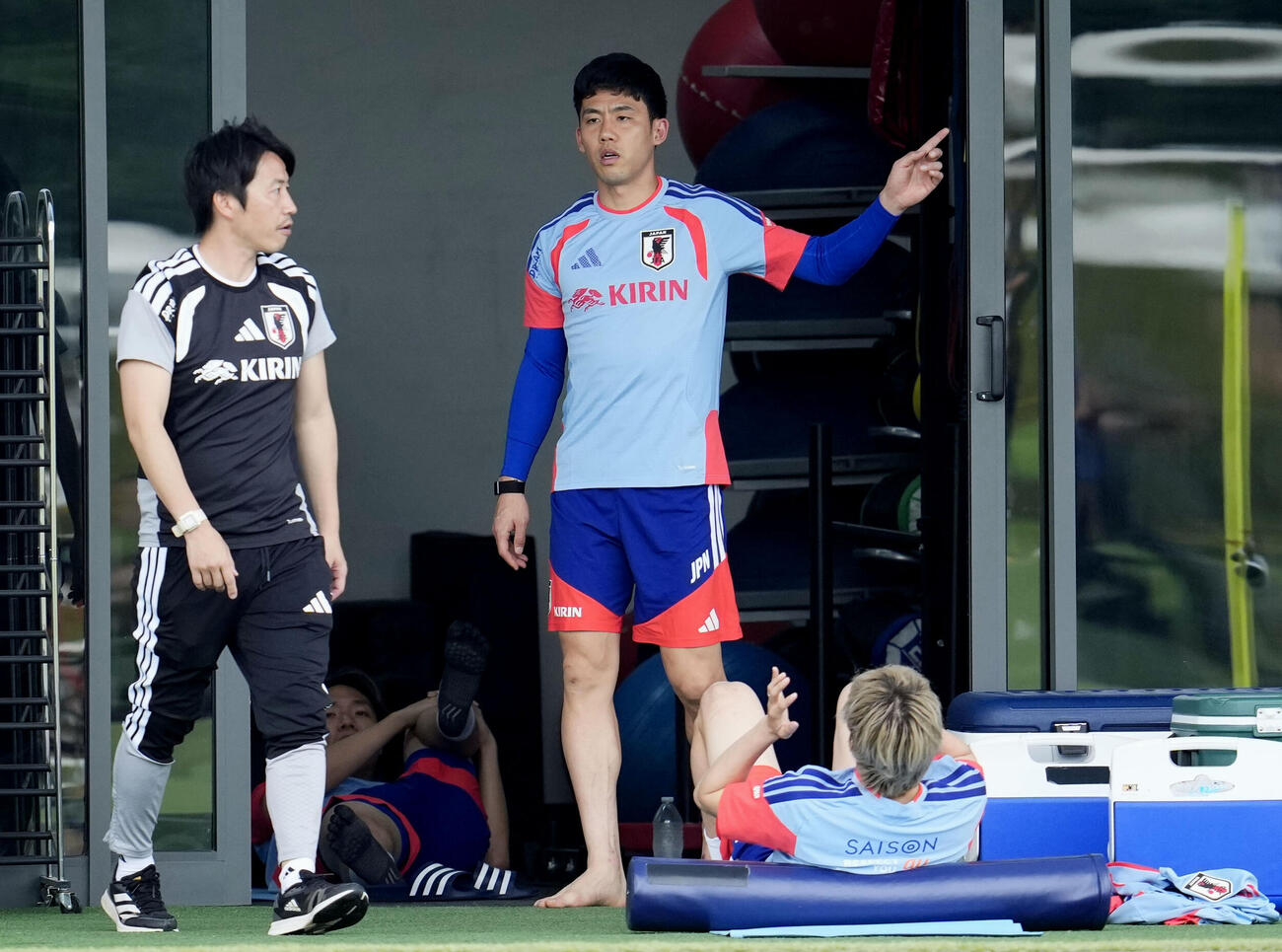 事前合宿の練習に姿を見せた遠藤（右）（共同）