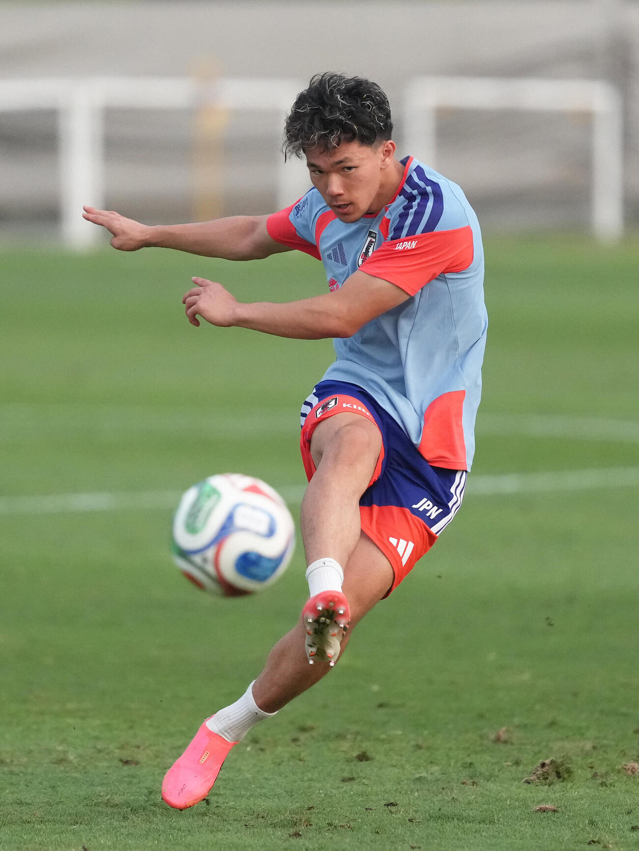 サッカー日本代表W杯北中米大会事前合宿　シュート練習する塩貝健人（撮影・足立雅史）＝2026年6月6日（現地時間）