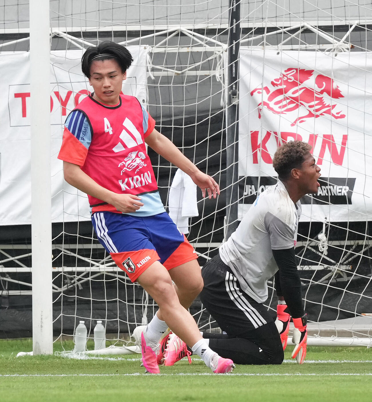 サッカー日本代表W杯北中米大会事前合宿　練習でゴールネットを揺らす上田綺世（手前）。GK鈴木彩艶　（撮影・足立雅史）＝2026年6月6日（現地時間）