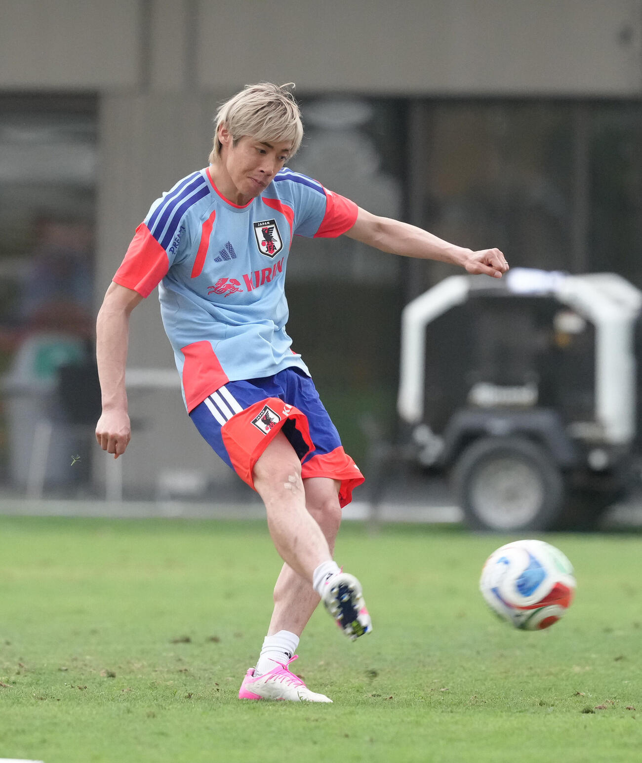 サッカー日本代表W杯北中米大会事前合宿　FK練習をする伊東純也（撮影・足立雅史）