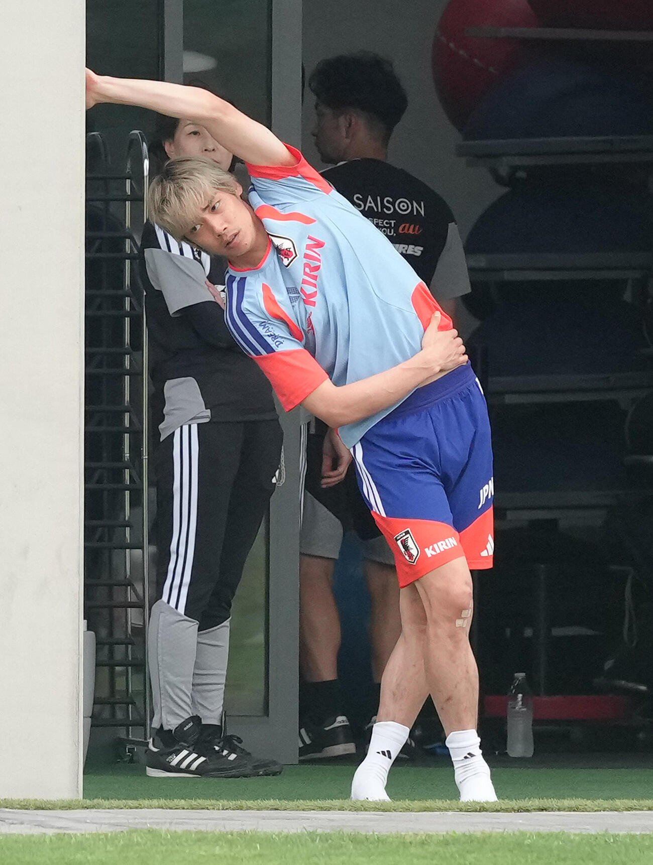 サッカー日本代表W杯北中米大会事前合宿　体を動かす伊東純也（撮影・足立雅史）