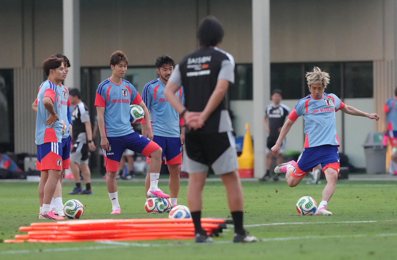 サッカー日本代表W杯北中米大会事前合宿　中村俊輔コーチ（手前）が見つめる中、FK練習に臨む伊東純也（右端）ら（撮影・足立雅史）