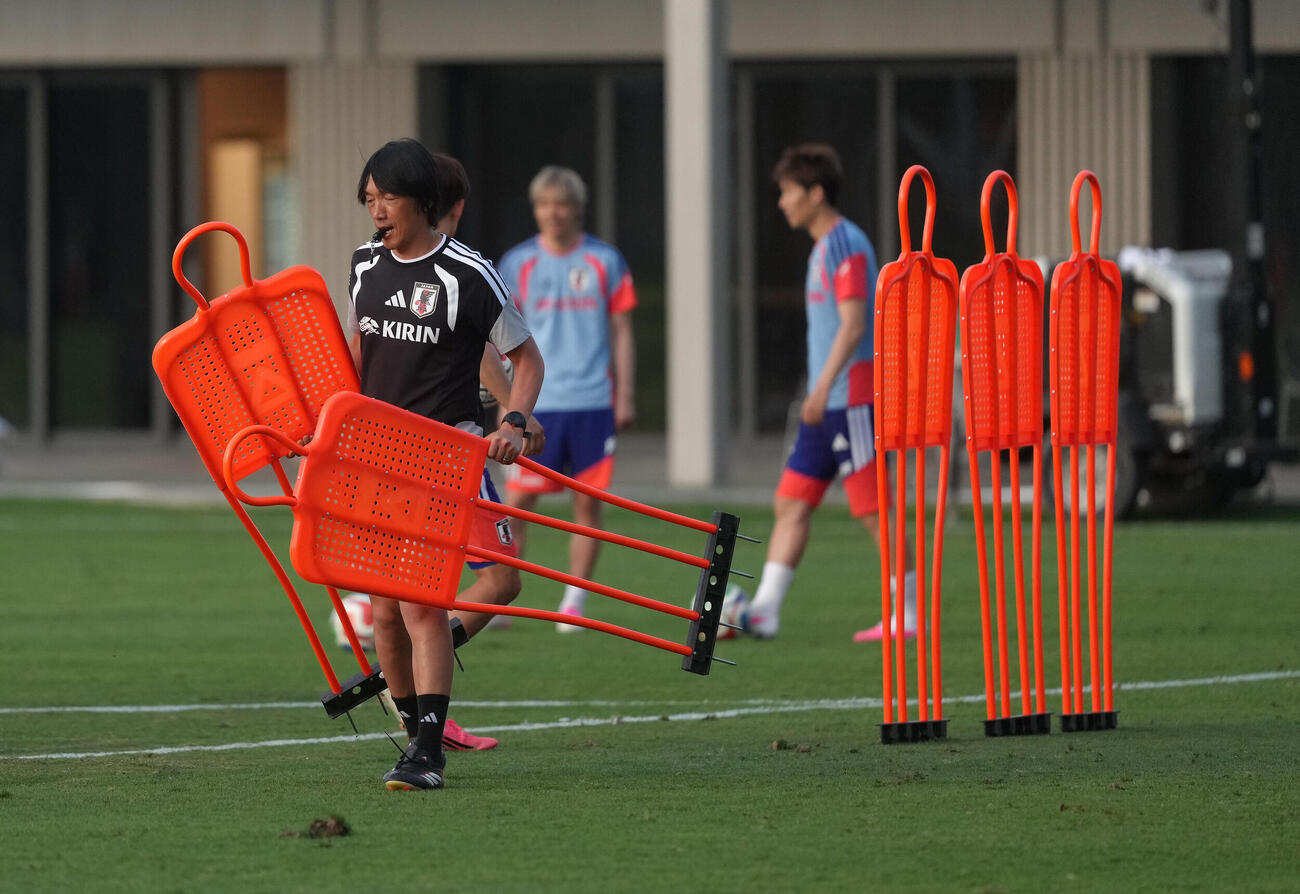 サッカー日本代表W杯北中米大会事前合宿　FKの練習のダミーの壁を移動される中村俊輔コーチ（撮影・足立雅史）