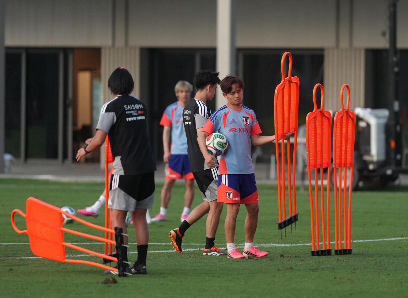サッカー日本代表W杯北中米大会事前合宿　FKの練習のダミーの壁を移動される久保建英（右）。左は中村俊輔コーチ（撮影・足立雅史）＝2026年6月6日（現地時間）