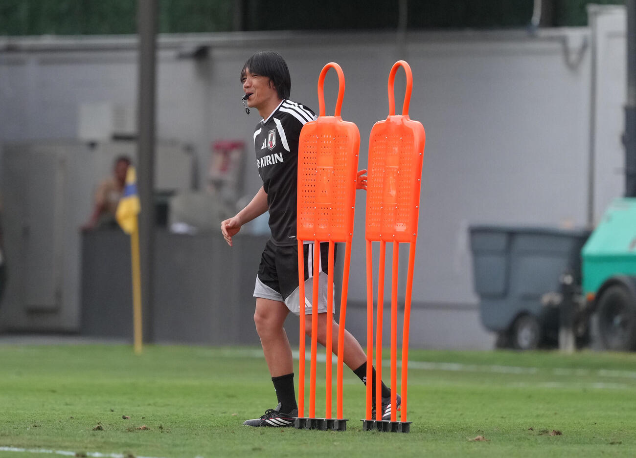 サッカー日本代表W杯北中米大会事前合宿　FK練習する選手たちの笛を吹く中村俊輔コーチ（撮影・足立雅史）＝2026年6月6日（現地時間）